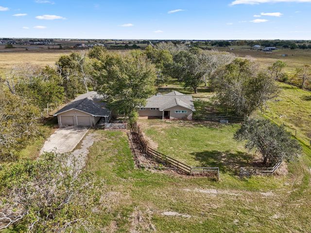 527 County Road 214, Bay City, TX 77414