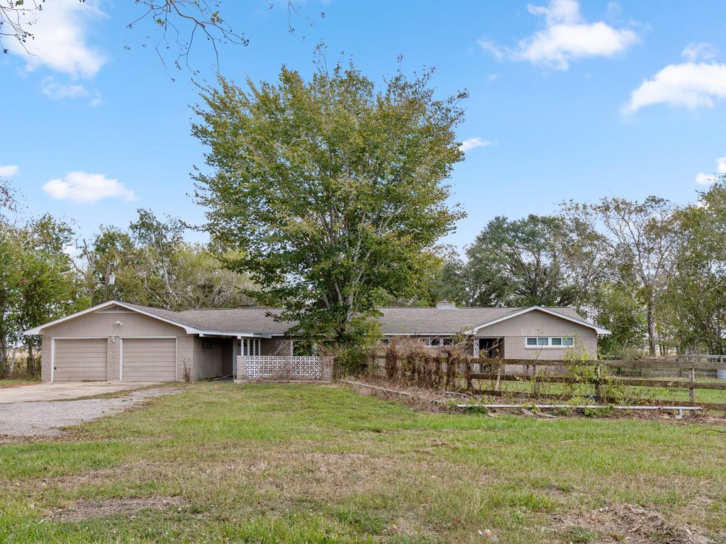 527 County Road 214, Bay City, TX 77414