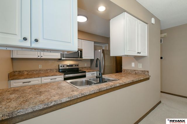 922 Carriage Way, Lincoln, NE 68510