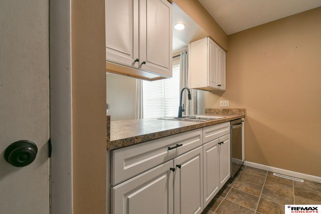 922 Carriage Way, Lincoln, NE 68510