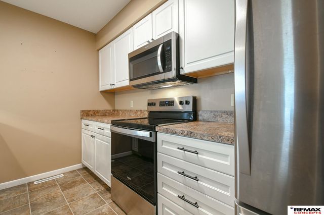 922 Carriage Way, Lincoln, NE 68510