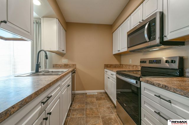 922 Carriage Way, Lincoln, NE 68510