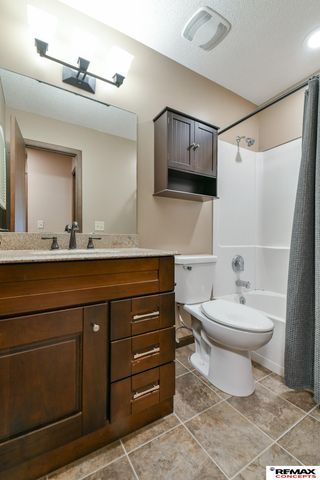 922 Carriage Way, Lincoln, NE 68510