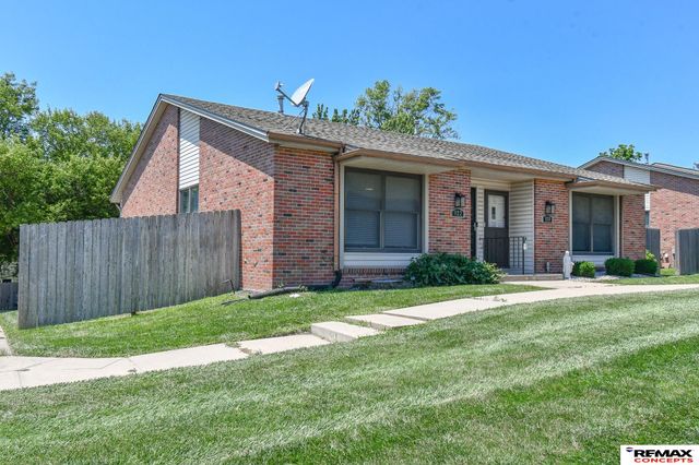 922 Carriage Way, Lincoln, NE 68510