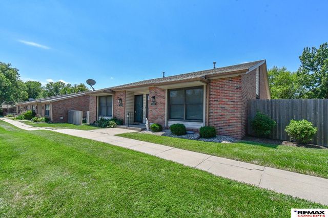 922 Carriage Way, Lincoln, NE 68510