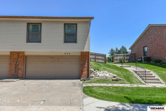922 Carriage Way, Lincoln, NE 68510
