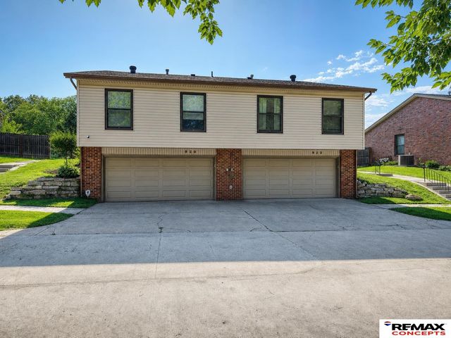922 Carriage Way, Lincoln, NE 68510