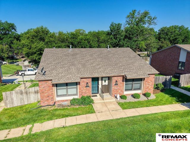 922 Carriage Way, Lincoln, NE 68510