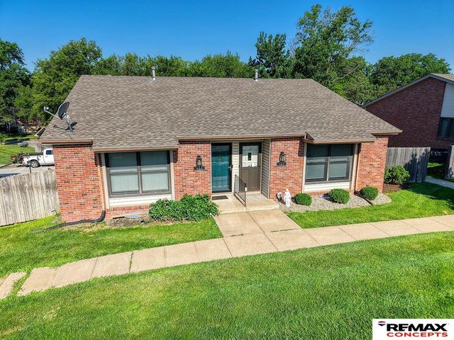 922 Carriage Way, Lincoln, NE 68510