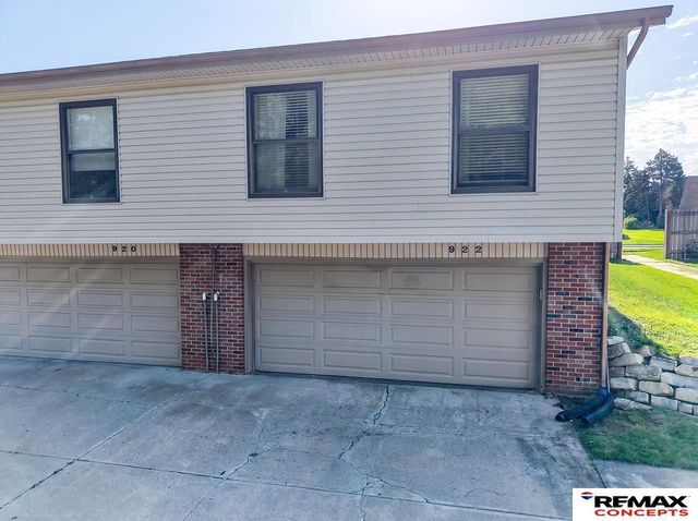 922 Carriage Way, Lincoln, NE 68510
