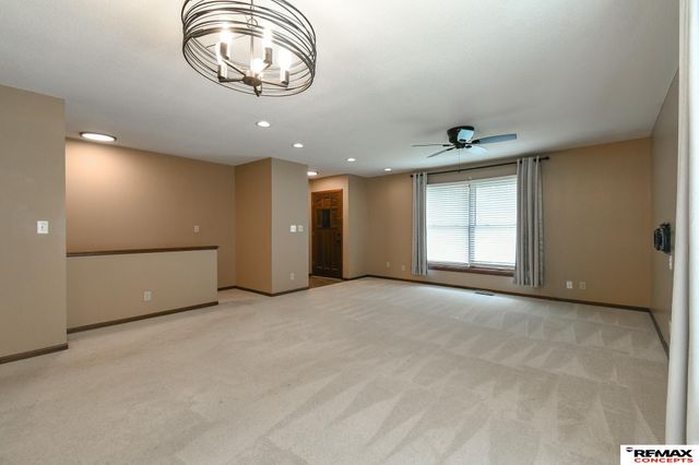 922 Carriage Way, Lincoln, NE 68510