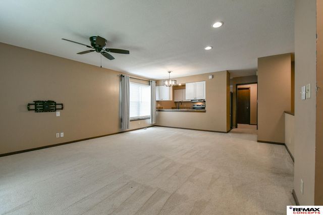 922 Carriage Way, Lincoln, NE 68510