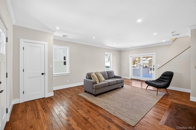 11 Roselle Avenue, Pleasantville, NY 10570