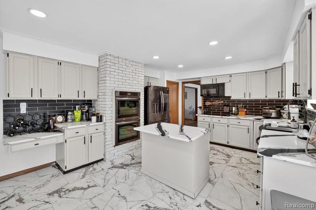 29801 Deer Run, Farmington Hills, MI 48331