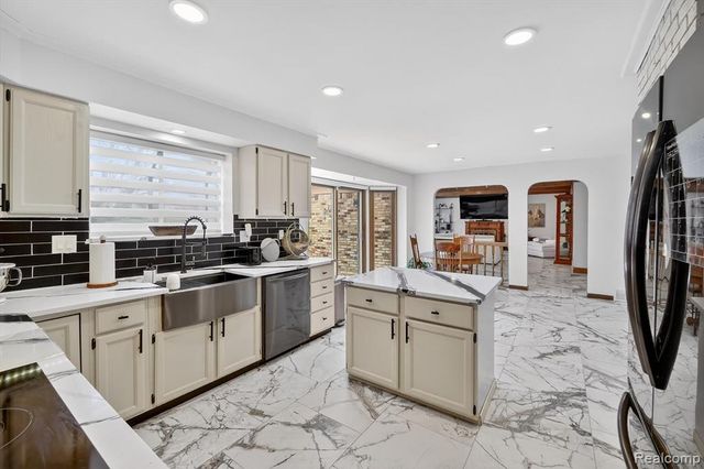 29801 Deer Run, Farmington Hills, MI 48331