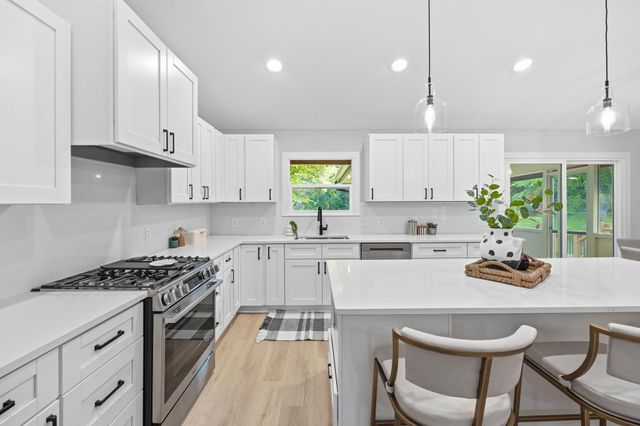 9281 Amsden Way, Eden Prairie, MN 55347