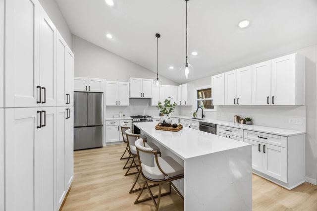 9281 Amsden Way, Eden Prairie, MN 55347