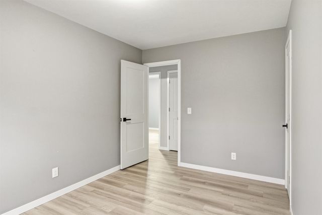 1232 Valley View Dr NW, Minot, ND 58703