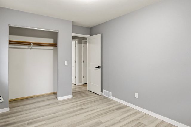 1232 Valley View Dr NW, Minot, ND 58703