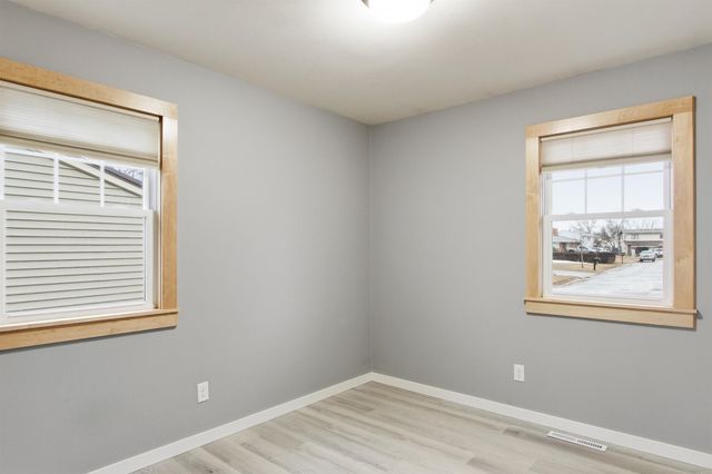 1232 Valley View Dr NW, Minot, ND 58703