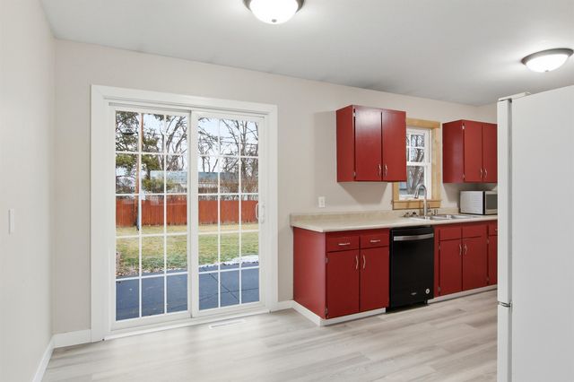 1232 Valley View Dr NW, Minot, ND 58703