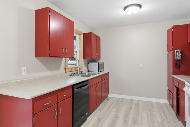 1232 Valley View Dr NW, Minot, ND 58703