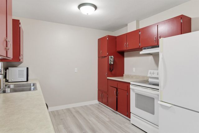 1232 Valley View Dr NW, Minot, ND 58703