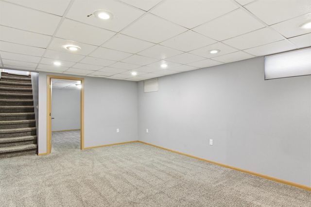 1232 Valley View Dr NW, Minot, ND 58703