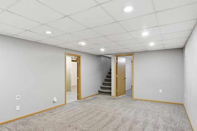 1232 Valley View Dr NW, Minot, ND 58703