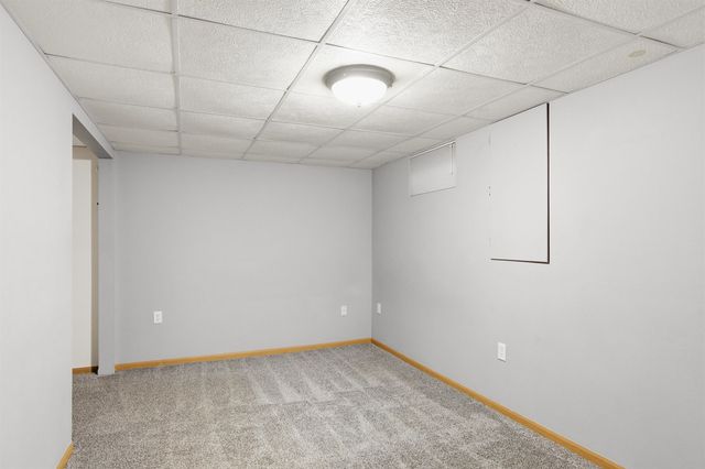 1232 Valley View Dr NW, Minot, ND 58703