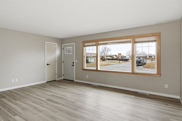 1232 Valley View Dr NW, Minot, ND 58703