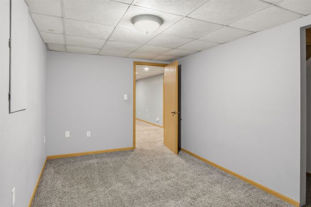 1232 Valley View Dr NW, Minot, ND 58703