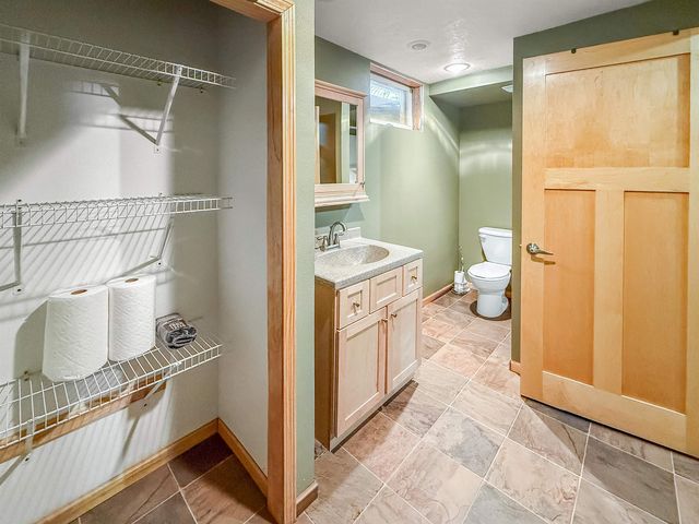 1232 Valley View Dr NW, Minot, ND 58703