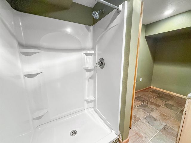 1232 Valley View Dr NW, Minot, ND 58703