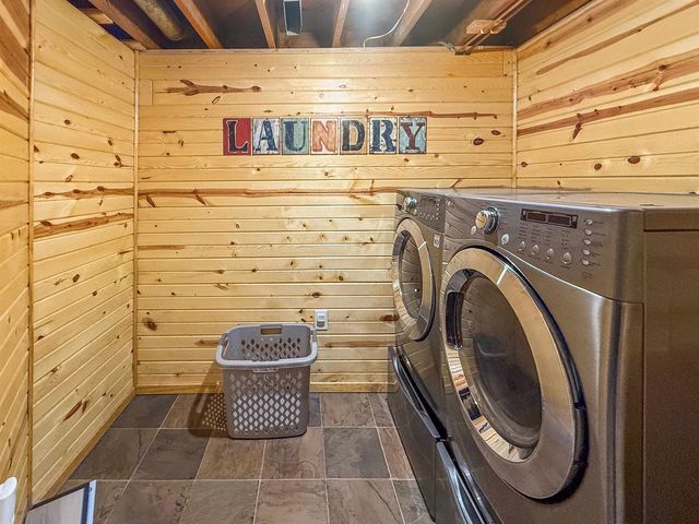 1232 Valley View Dr NW, Minot, ND 58703