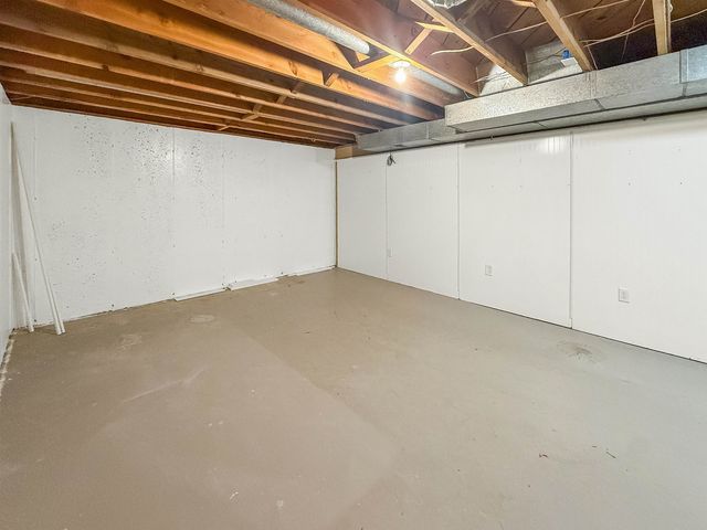 1232 Valley View Dr NW, Minot, ND 58703