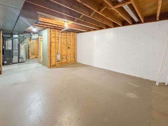 1232 Valley View Dr NW, Minot, ND 58703