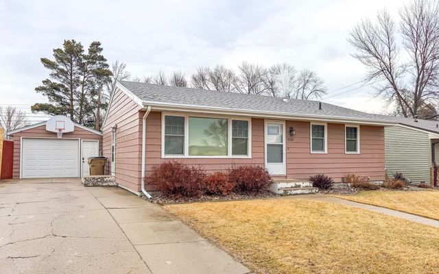 1232 Valley View Dr NW, Minot, ND 58703