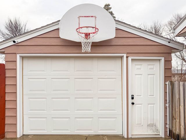 1232 Valley View Dr NW, Minot, ND 58703