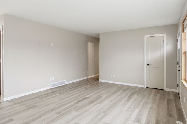 1232 Valley View Dr NW, Minot, ND 58703