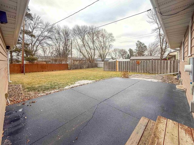 1232 Valley View Dr NW, Minot, ND 58703