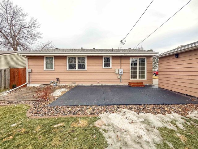 1232 Valley View Dr NW, Minot, ND 58703