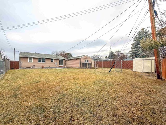 1232 Valley View Dr NW, Minot, ND 58703