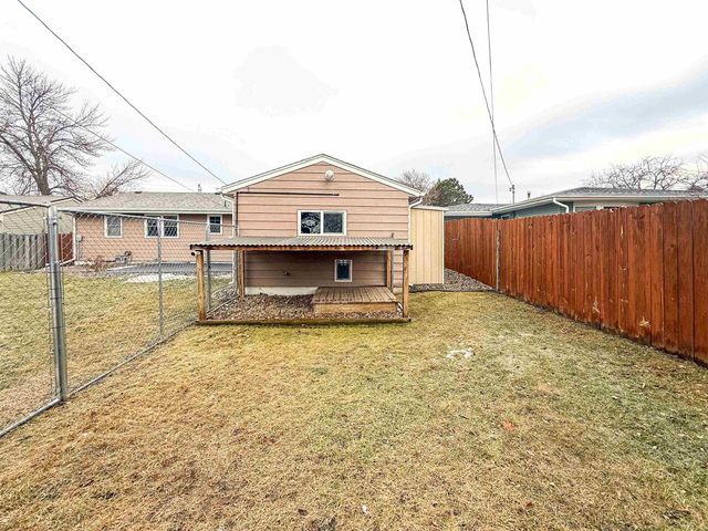 1232 Valley View Dr NW, Minot, ND 58703