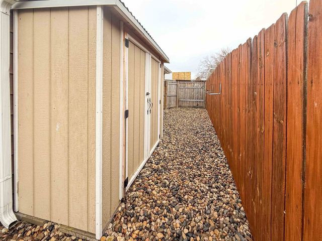 1232 Valley View Dr NW, Minot, ND 58703