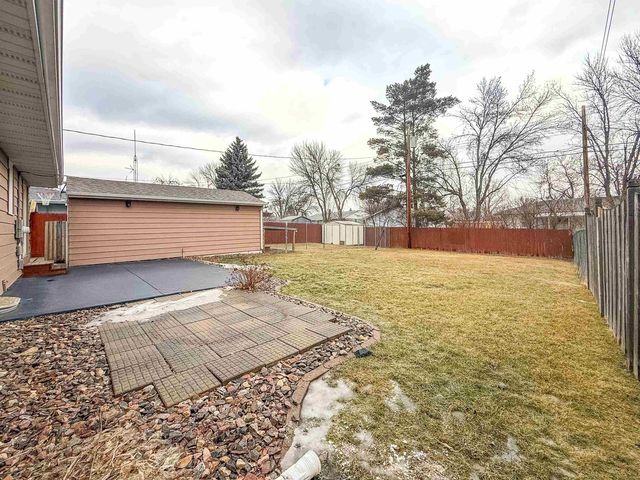 1232 Valley View Dr NW, Minot, ND 58703