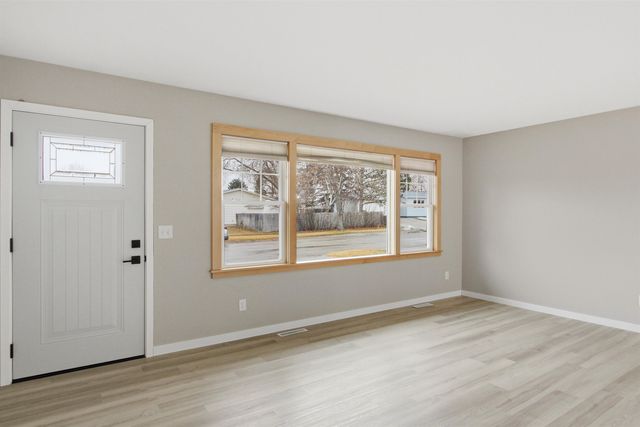 1232 Valley View Dr NW, Minot, ND 58703