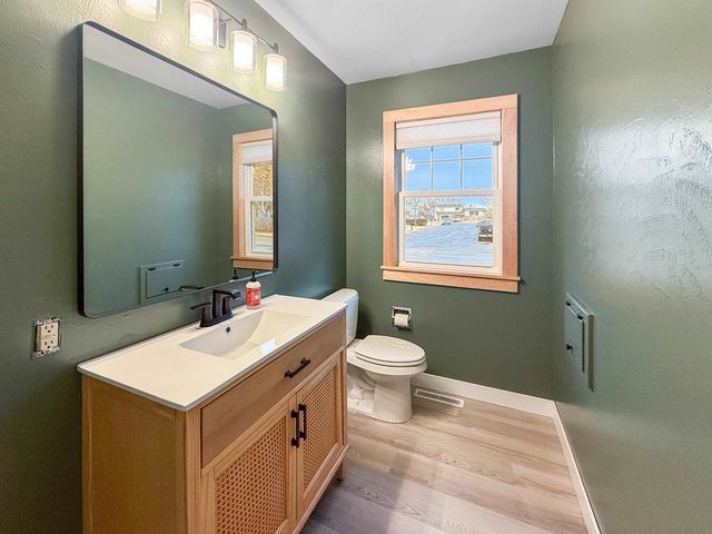 1232 Valley View Dr NW, Minot, ND 58703