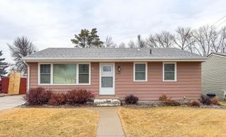 1232 Valley View Dr NW, Minot, ND 58703