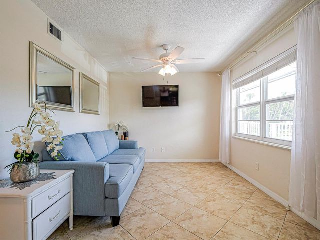 923 22nd Place 219, Vero Beach, FL 32960